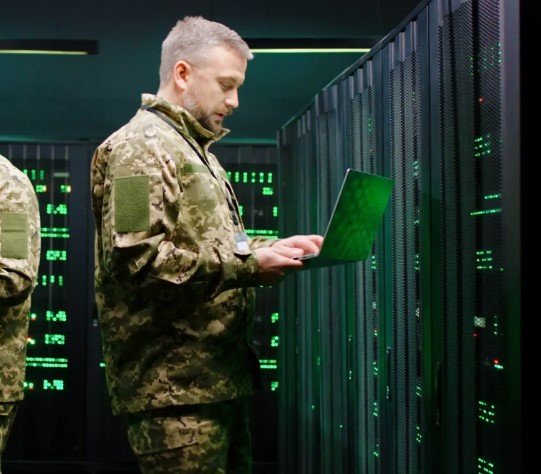 Дослідник аналізує великі дані.