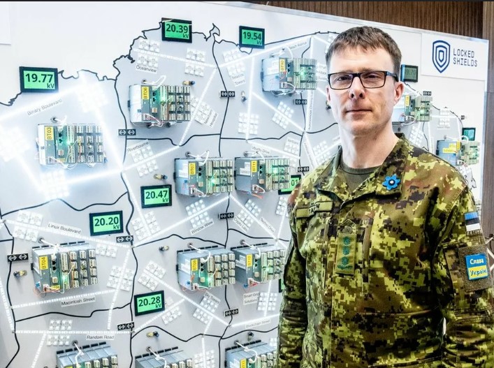 Викладач проводить освітній тренінг з OSINT.